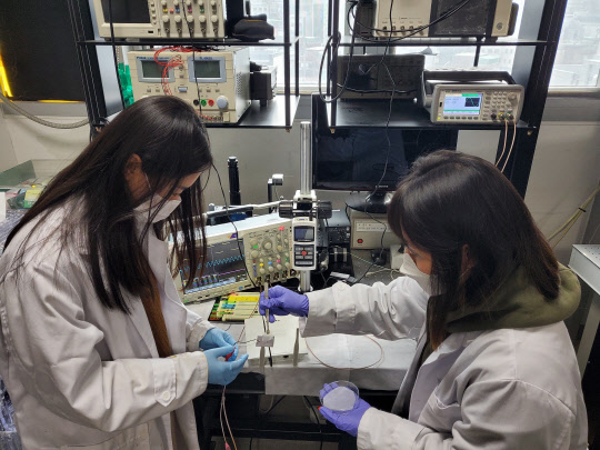 사진= 에너지 수확 메타물질의 전력 수확 특성을 측정 및 분석하고 있다.(숭실대학교 제공)